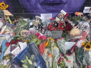 Arreglos florales fuera del mural de Ozzy Osbourne